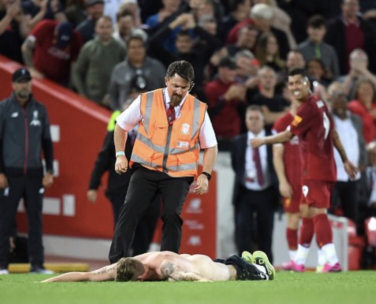 CĐV khỏa thân, CĐV phá rối trận Liverpool gặp Norwich, CĐV lao xuống sân, Liverpool gặp Norwich, Ngoại hạng Anh