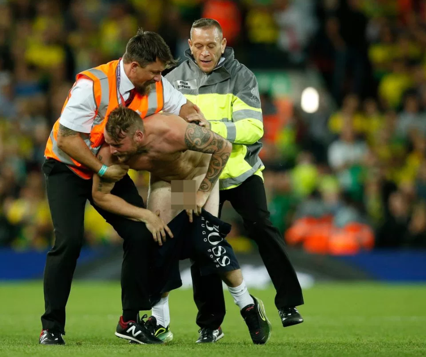 CĐV khỏa thân, CĐV phá rối trận Liverpool gặp Norwich, CĐV lao xuống sân, Liverpool gặp Norwich, Ngoại hạng Anh