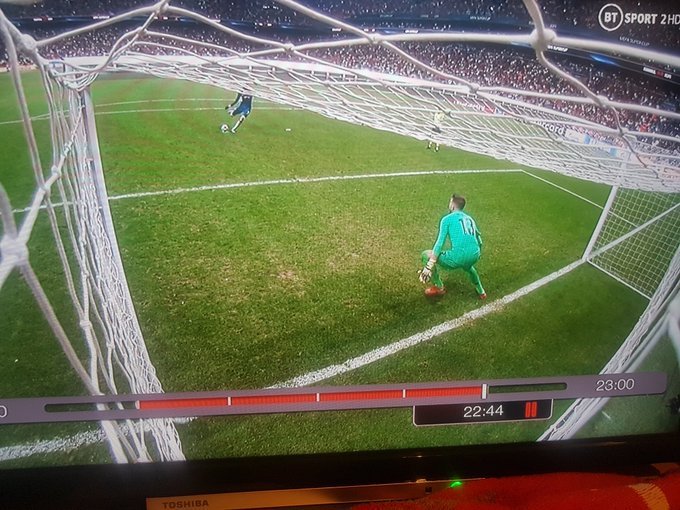 penalty, liverpool vs chelsea, thủ môn liverpool sai luật, siêu cúp châu âu, cđv chelsea, var, abraham, adrian