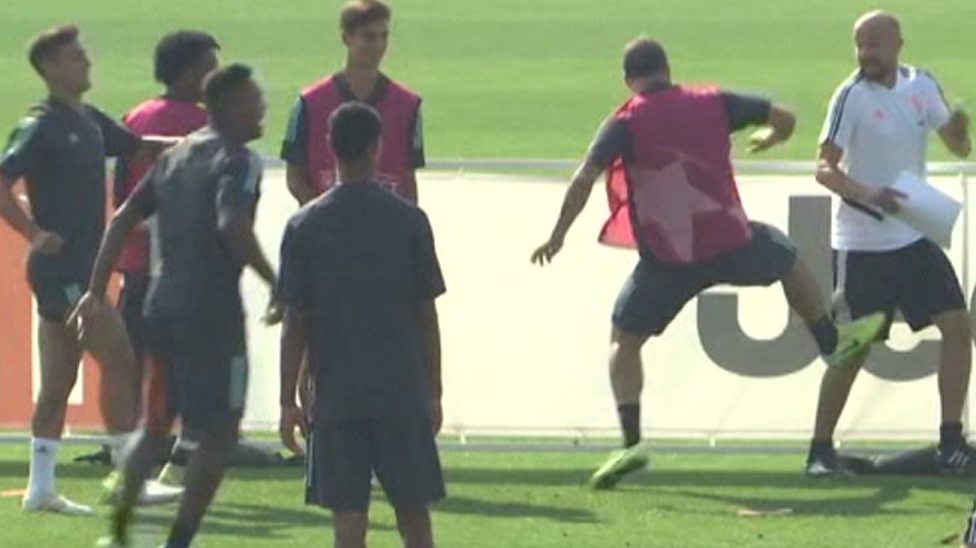 Higuain, Juventus, Higuain nổi nóng, Higuain đạp HLV, Cúp C1, video, Juventus vs Atletico Madrid
