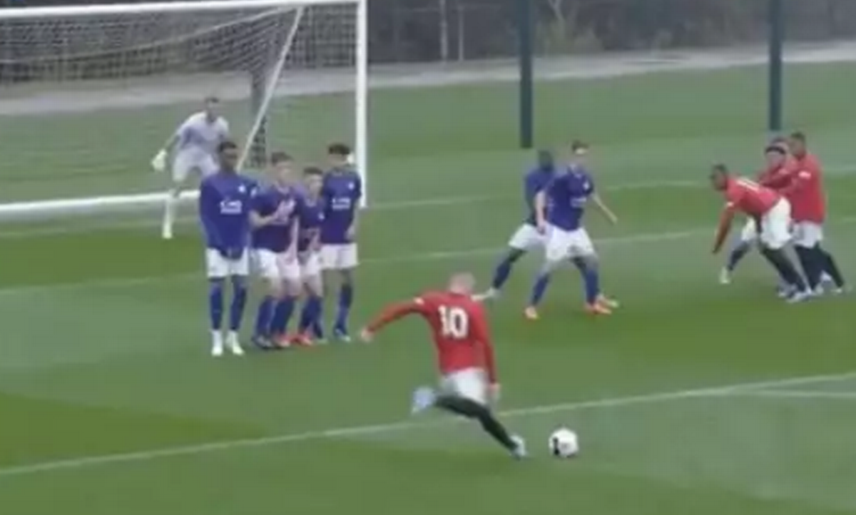 video, Rooney, video bóng đá, sao trẻ MU đá phạt, MU, video đá phạt, đá phạt thần sâu, Mark Helm