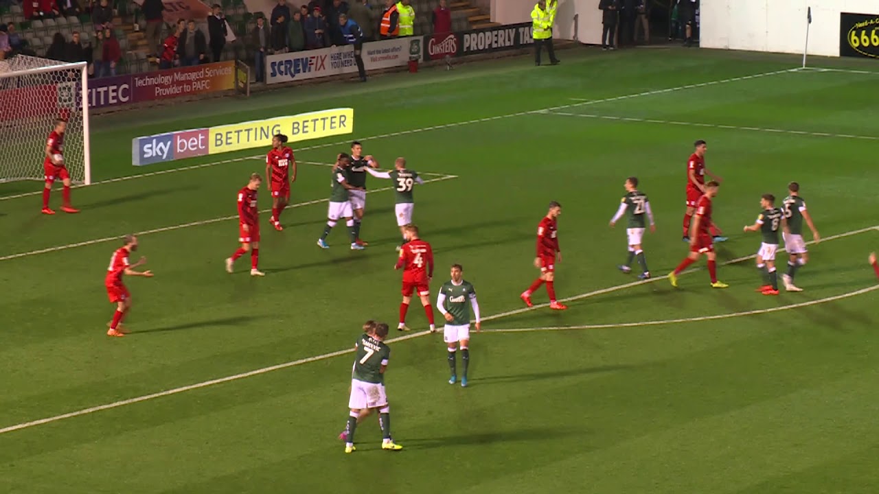 Tranh cãi nổ ra sau bàn thắng khó hiểu này. Ảnh: Internet chơi bóng bằng tay, video, video bóng đá, Leyton Orient vs Plymouth, Leyton Orient, Plymouth, Dean Brill, Zak Rurupt