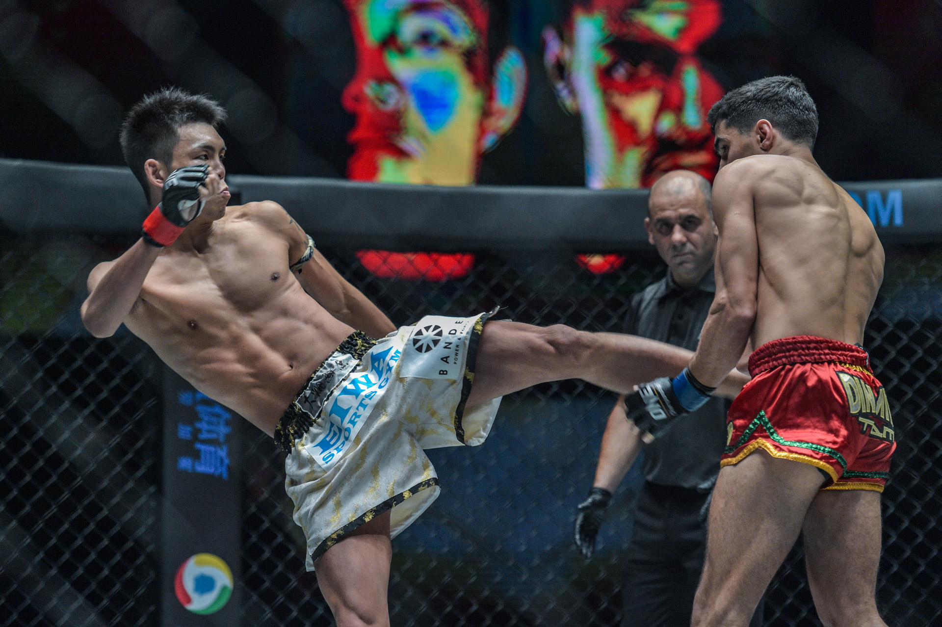 Yuta Watanbe ( Góc Trái, Quần Trắng). Ảnh: Onefc