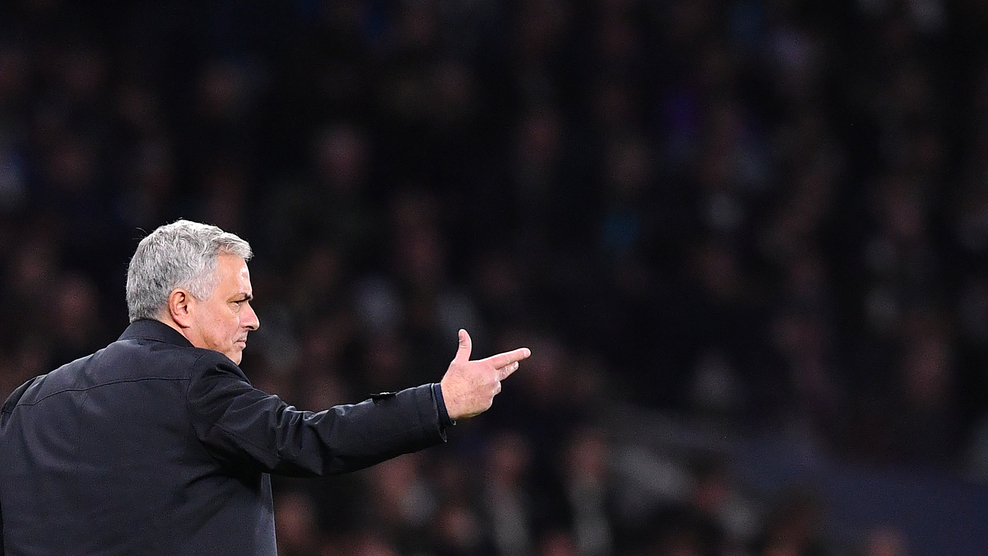 mourinho giup tottenham qua vong bang