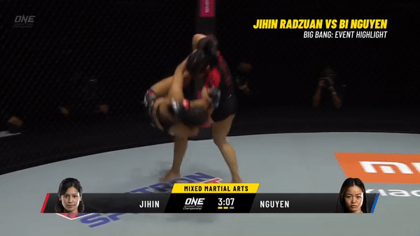 VIDEO: Bi Nguyễn đánh mất chiến thắng knock-out trước đối thủ Malaysia