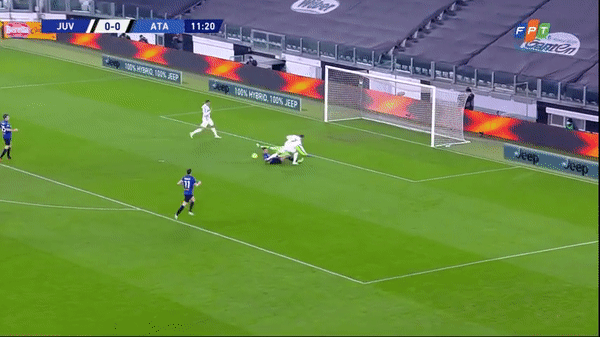VIDEO: Morata sút ra ngoài không tưởng ở cự ly 5 mét