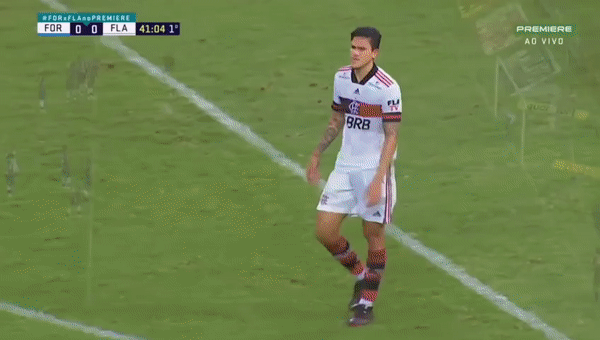 VIDEO: Quả penalty nhọ nhất trái đất, sút vào vẫn không được tính