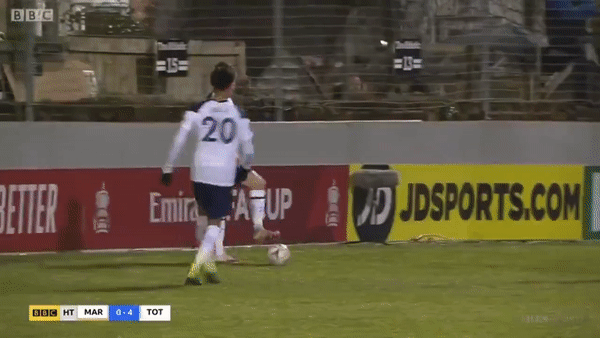 VIDEO: Dele Alli 'đi vào lòng đất' khiến Son và Bale không nhịn nổi cười