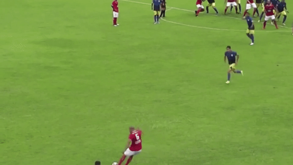 VIDEO: Cầu thủ vô danh sút phạt 40m, tái hiện tuyệt phẩm của Ronaldinho
