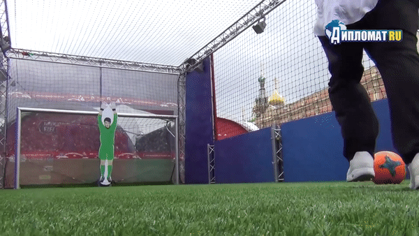 VIDEO: Ronaldinho liên tục đá hỏng penalty trước 'siêu thủ môn'