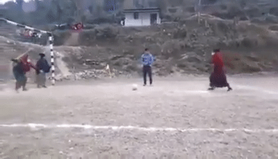 VIDEO: Loạt penalty gây bão giữa... hai bà cụ