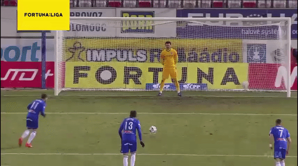 VIDEO: Thủ môn 'chấp hai tay' vẫn cản phá thành công penalty