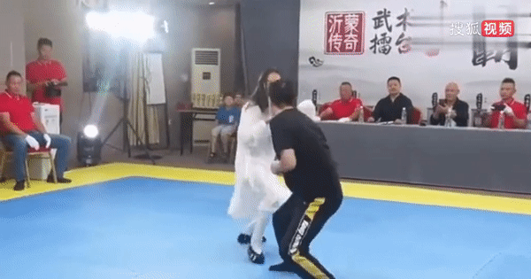 VIDEO: Cao thủ Võ Đang thi triển 'võ giật điện' hạ gục đệ tử Diệp Vấn