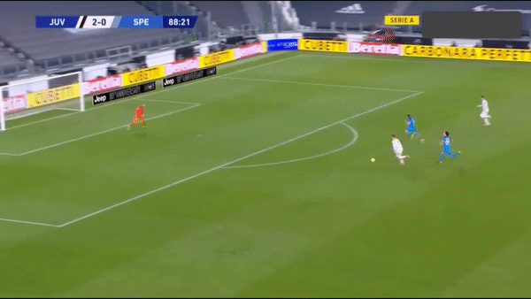VIDEO: Ronaldo dứt điểm chân không thuận mẫu mực như sách giáo khoa bóng đá