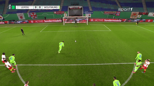 VIDEO: Quả penalty nghiệp dư nhất thế giới, chân này sút trúng chân kia