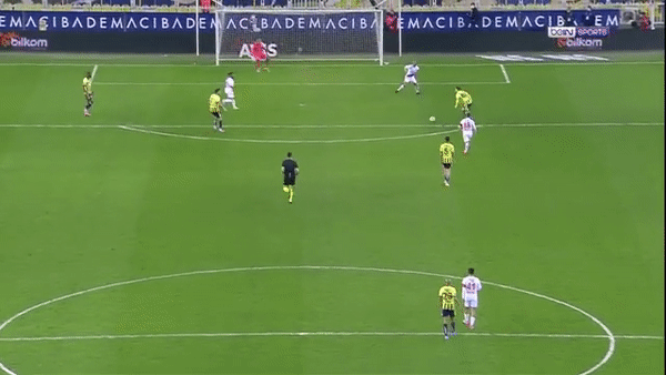 VIDEO: Ozil bỏ lỡ không tưởng trước khung thành gần như bỏ trống