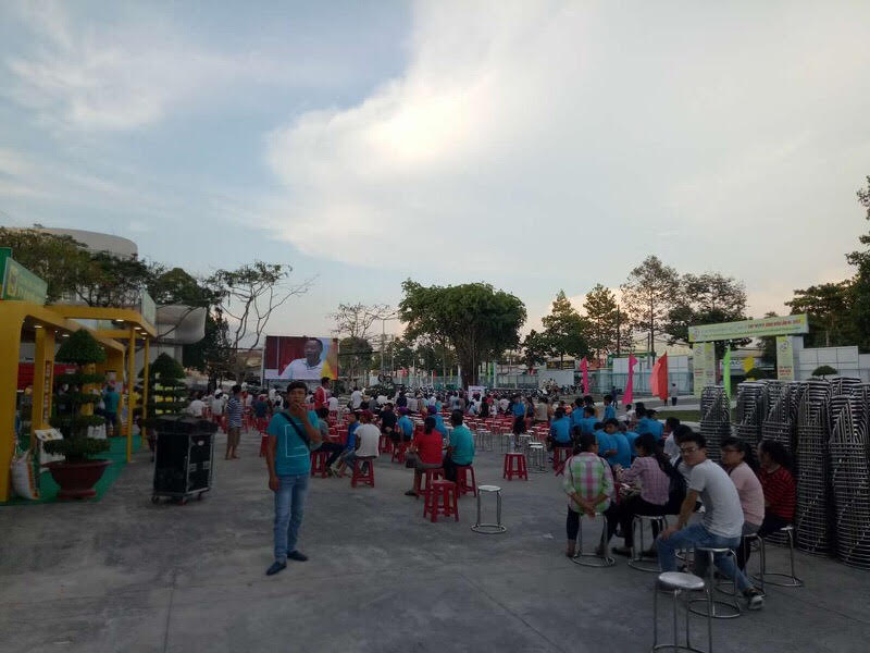 Khán giả chuẩn bị vào xem trận đấu