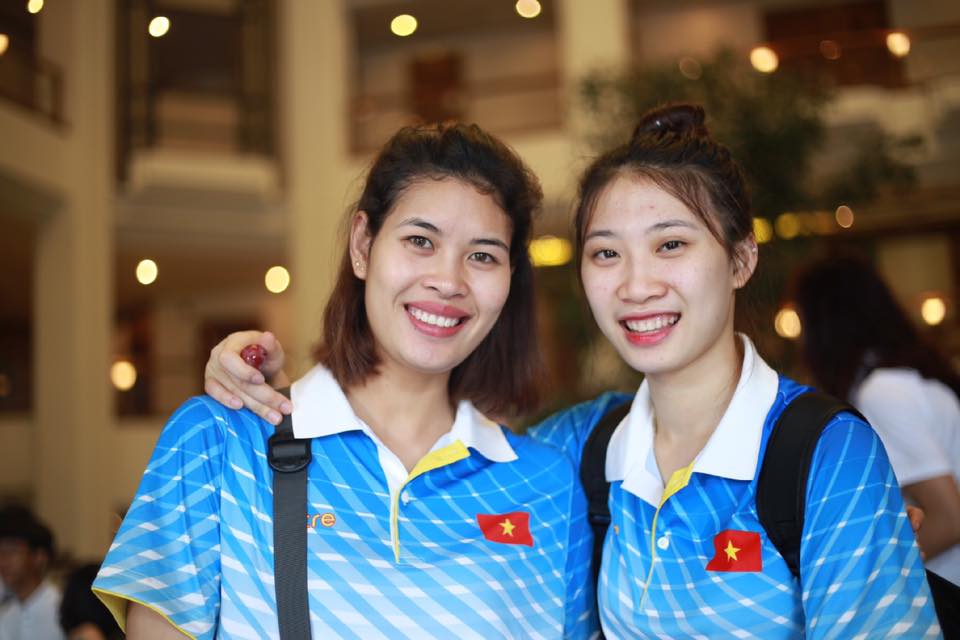 Nguyệt Anh xinh tươi bên đồng đội U23