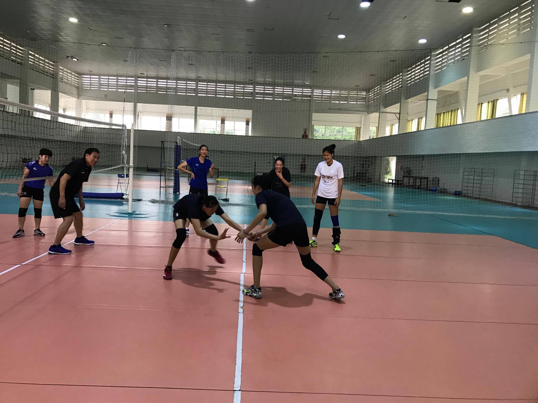 Đội tuyển bóng chuyền nữ vẫn đang tích cực tập các bài bổ trợ