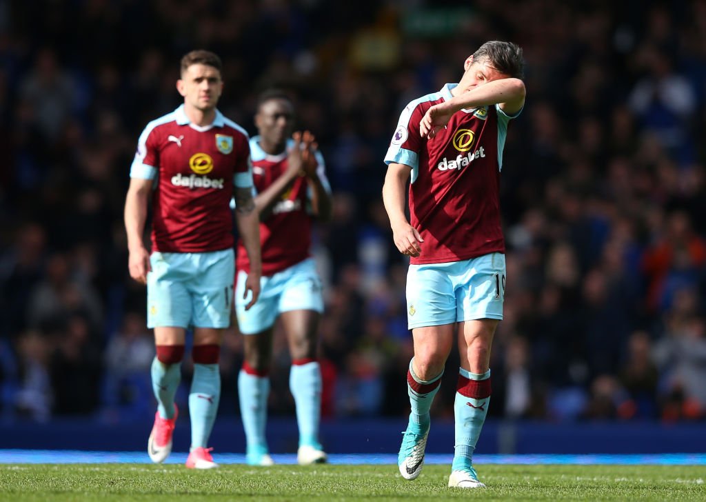Tottenham burnley thu thach Mourinho