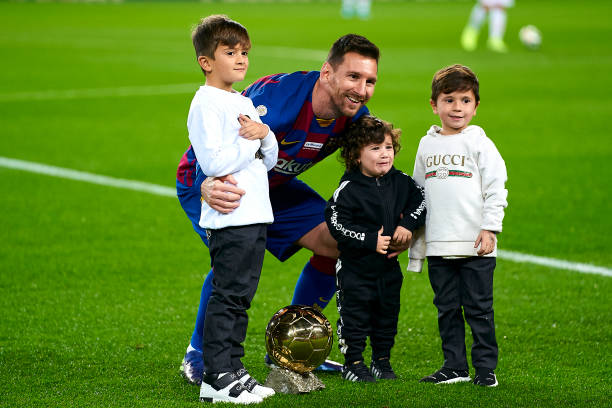 Messi xo do ky luc Ronaldo