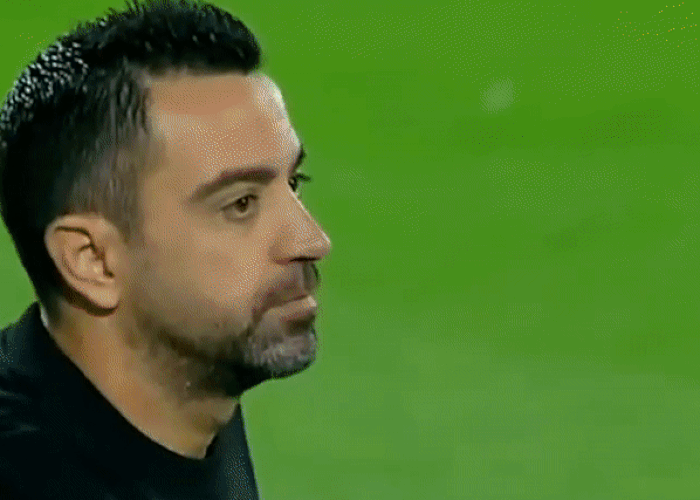 VIDEO: Học trò sút phạt không tưởng khiến Xavi chỉ biết câm nín