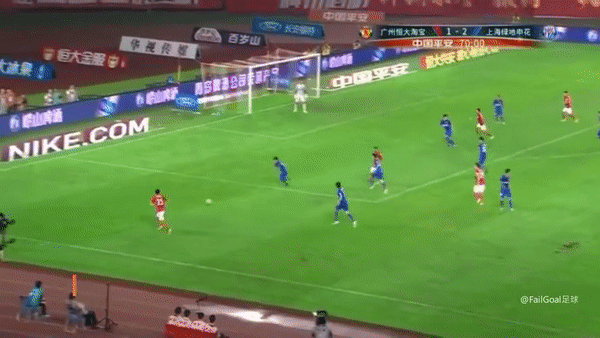 VIDEO: Bắt chước Ibra, hậu vệ Trung Quốc báo hại đội nhà đầy ngớ ngẩn