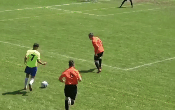 VIDEO: Cầu thủ ăn vạ nhận 'quả báo nhãn tiền' khiến người xem hả hê