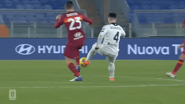 VIDEO: 'Bắt chước' Messi, 2 cầu thủ Roma bị đuổi trong 40 giây