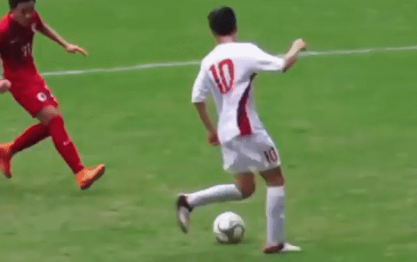 VIDEO: Nghĩ là Ronaldinho, cầu thủ châu Á 'tự hủy' theo cách đầy quê mùa