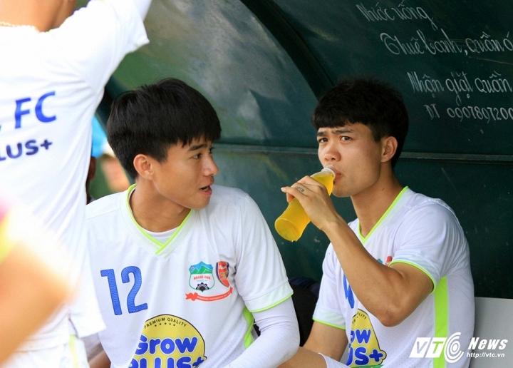 HAGL giảm giá vé vào sân để thu hút khán giả. Ảnh: VTC News Công Phượng, Tuấn Anh, HAGL, v-league 2017, đội bóng phố núi,v-league, bầu đức, shb đà nẵng