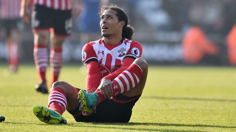 Southampton thiệt quân trước M.U khi hậu vệ Van Dijk chấn thương Man Utd,chung kết League Cup,League Cup, MU,Southampton ,Virgil Van Dijk,mourinho,