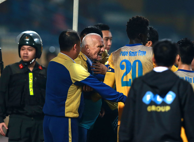 Dương Mạnh Hùng, hà nội 2-1 thanh hóa,  FLC Thanh Hóa, quốc phương,trọng tài việt nam, v-league, HLV Petrovic,hlv thanh hóa, 