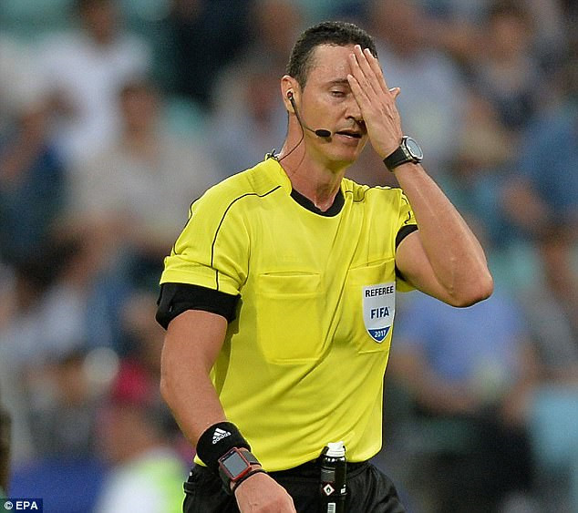 Sebastien Siani,Ernest Mabouka,Cameroon,Confed Cup 2017, đuổi nhầm cầu thủ, trọng tài, Wilmar Roldan, 
