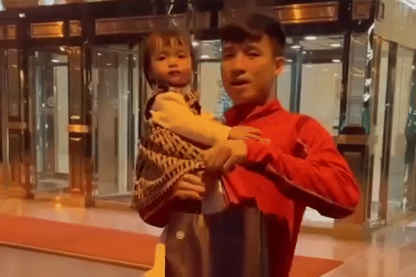 VIDEO: Bùi Tiến Dũng tranh thủ gặp con gái khi tập trung ĐTVN