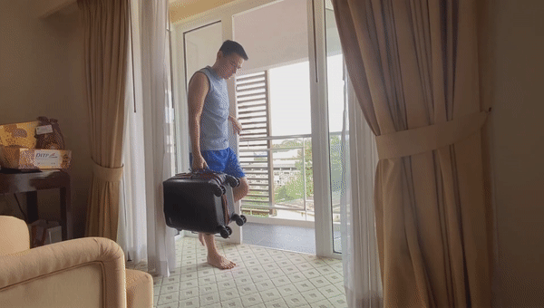 VIDEO: Kiatisak tập thể dục theo kiểu mới lạ