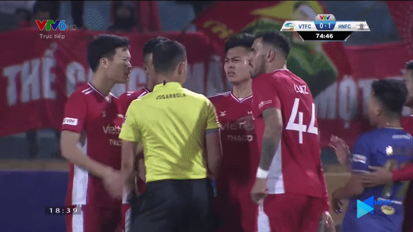 VIDEO: Cầu thủ Viettel phản ứng với trọng tài