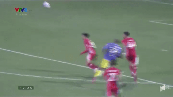 VIDEO: Văn Quyết bắt volley hụt lỡ cơ hội ghi bàn cho Hà Nội FC