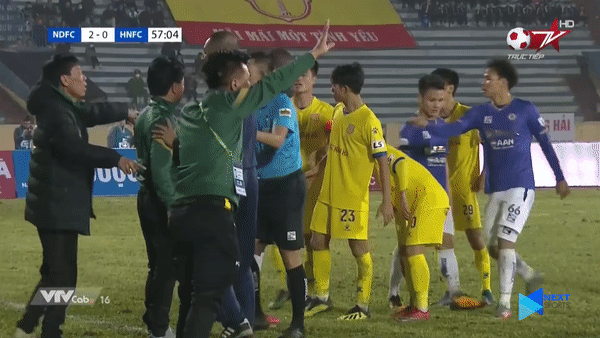 VIDEO: Cú 'gạt tay trúng má' của ngoại binh Hà Nội với cầu thủ Nam Định