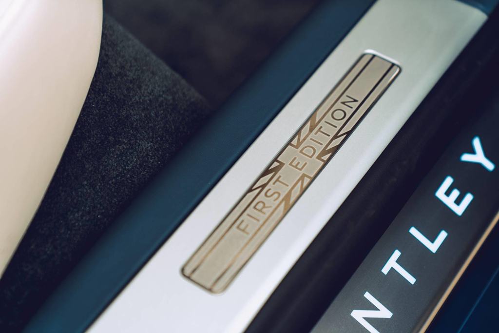 Dòng chữ First Edition được khắc ở bệ cửa và huy hiệu First Edition xuất hiện ở bảng taplo và tựa đầu. Xe Bentley, Bentley Flying Spur First Edition 2020, Bentley Flying Spur First Edition bản giới hạn