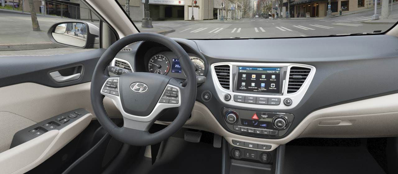 Khu vực bảng taplo trên xe Hyundai Accent