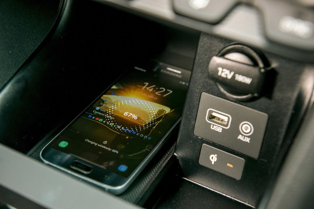 Sạc không dây chuẩn Qi trên Hyundai Elantra 2020