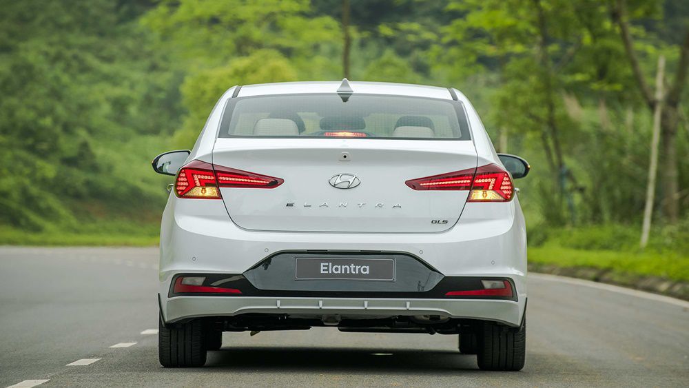 Toàn bộ phần đuôi xe Huyndai Elantra 2020