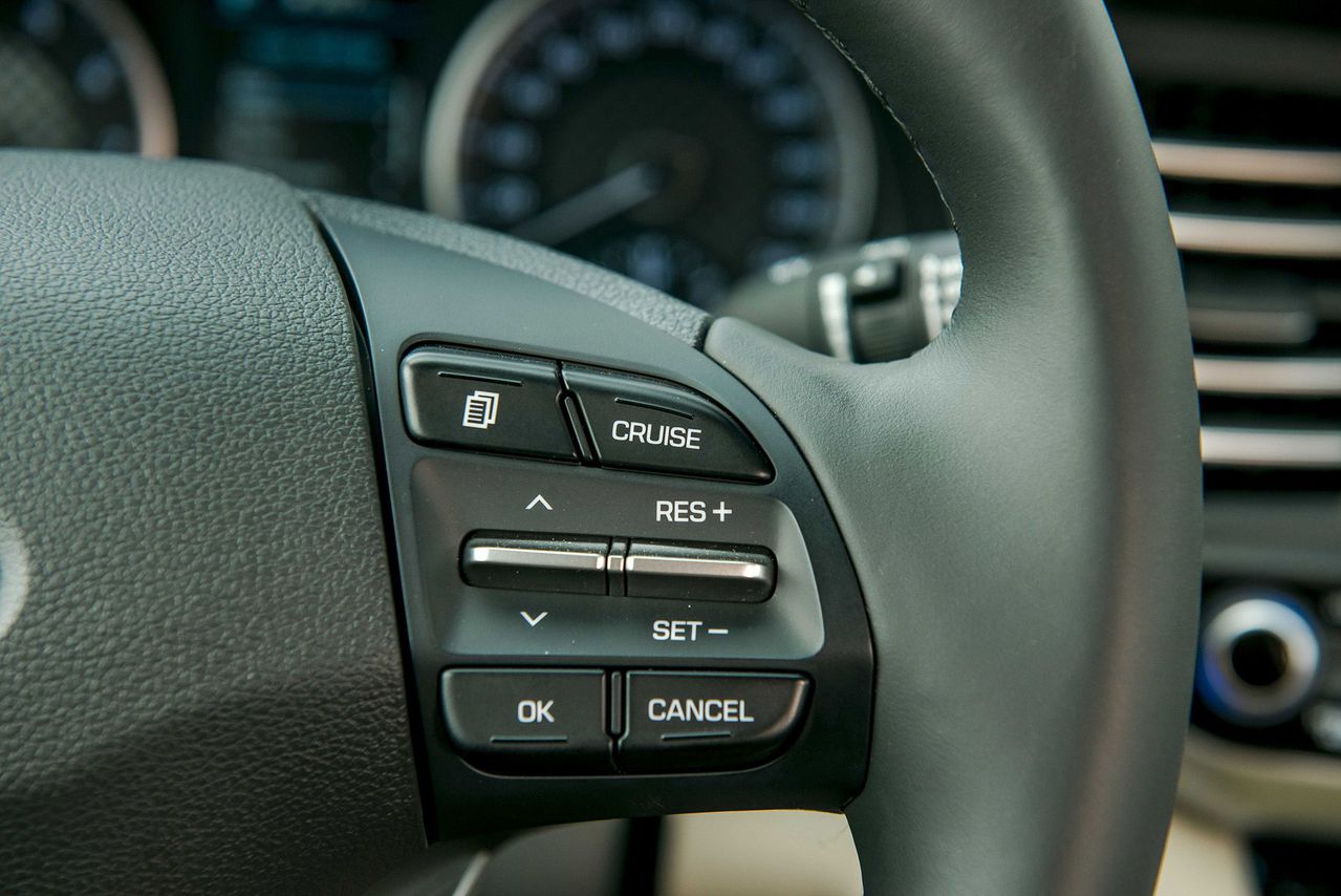 Nút bấm bên tay phải vô lăng Hyundai Elantra