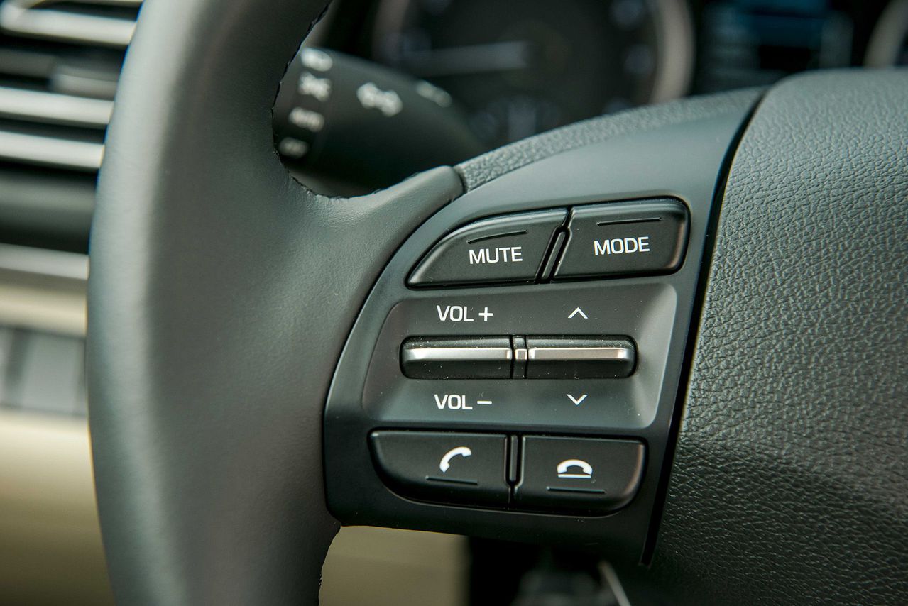 Nút bấm bên tay trái vô lăng Hyundai Elantra