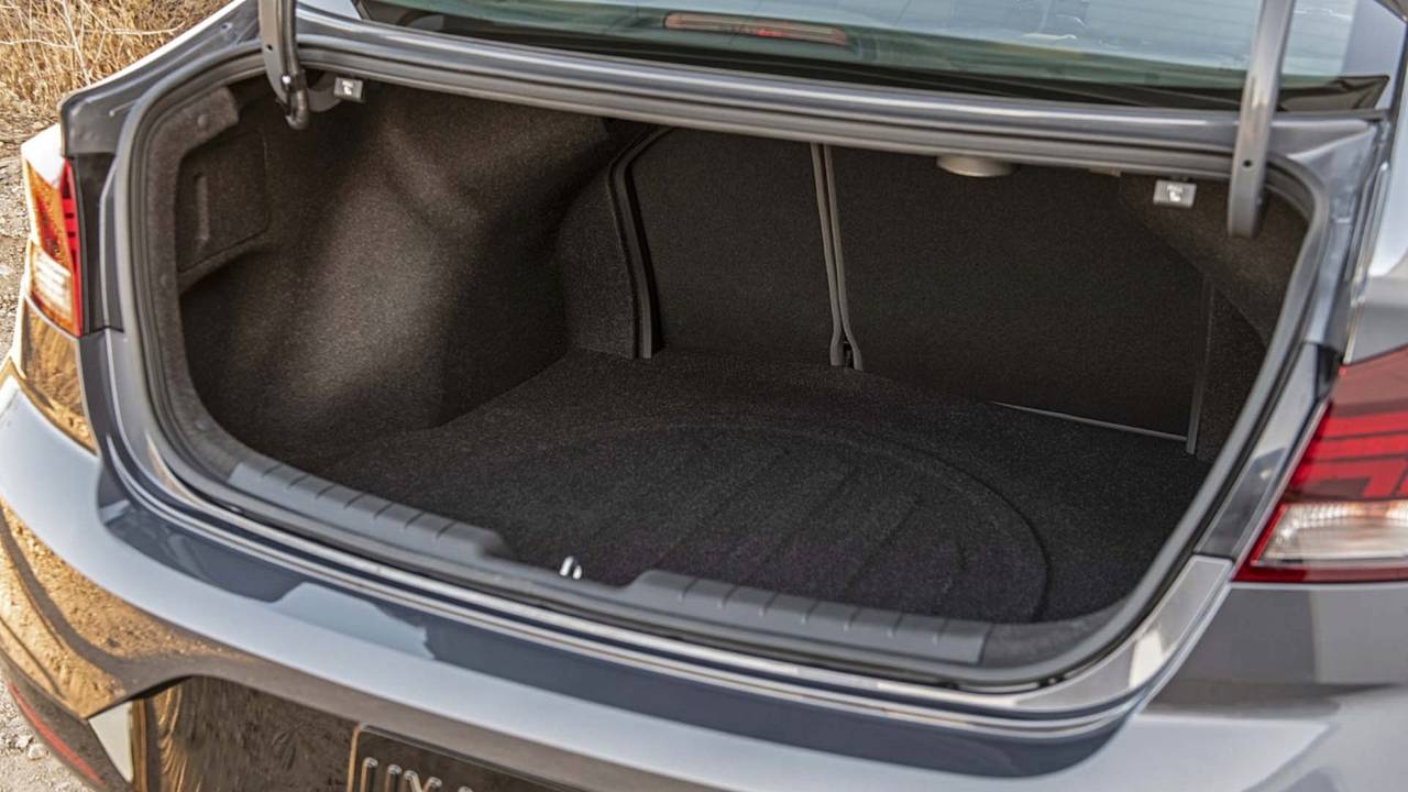 Khoang hành lý Hyundai Elantra 2020