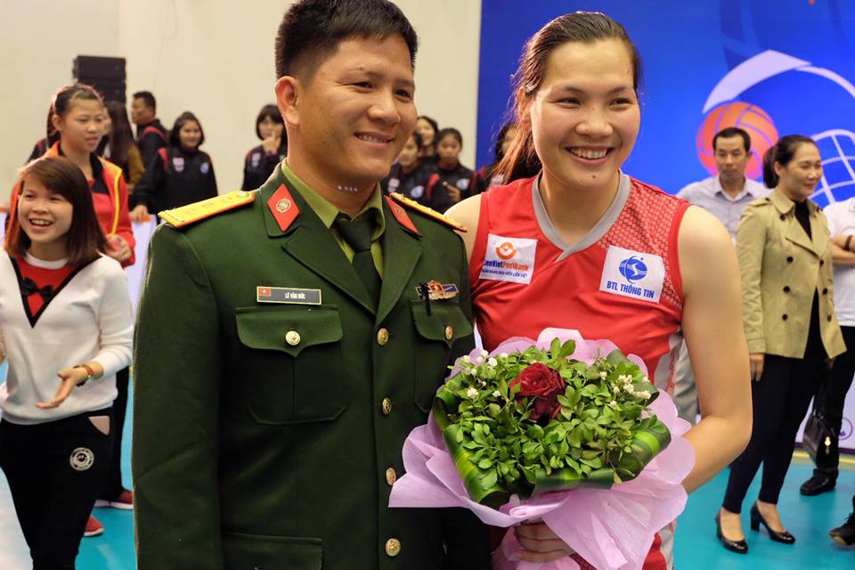 Chong cua do minh bong chuyen