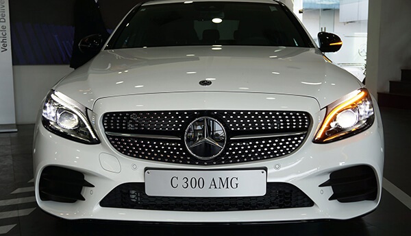 Phần đầu xe Mercedes C300 AMG 2020 nổi bật.