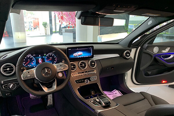 Khoang lái Mercedes C300