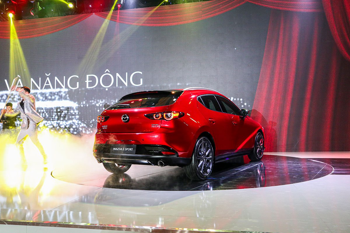 Mazda 3 Sport đuôi xe ống xả kép viền mạ Crom bạc